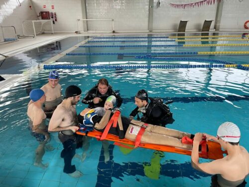 Entraînement à la mise en place d'une victime inconsciente sur une planche en piscine