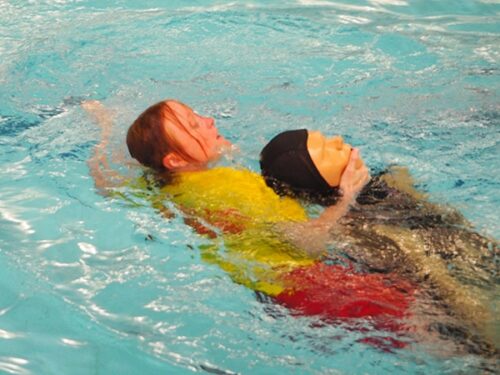 Remorquage d'une victime simulé par un mannequin piscine réaliste