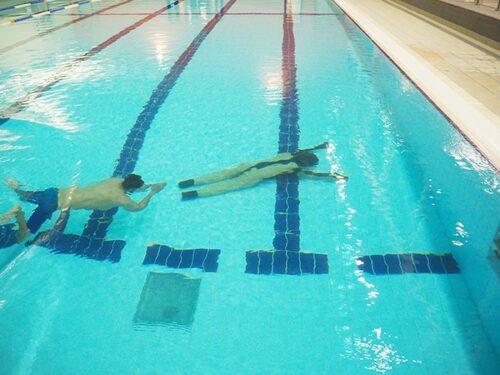 Mannequin piscine au fond du bassin