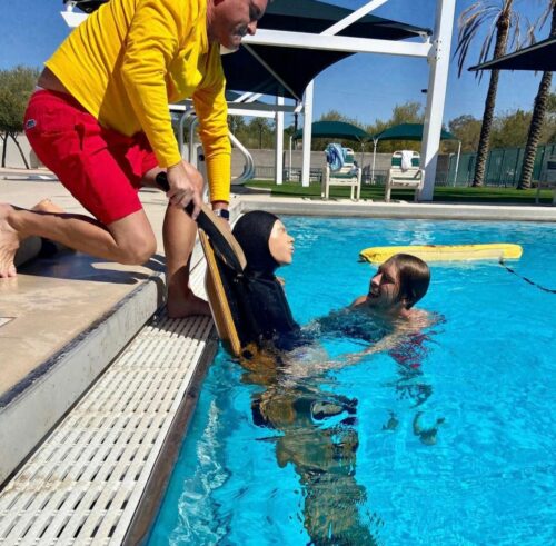 sortie de l'eau de notre mannequin piscine réaliste Ruth Lee