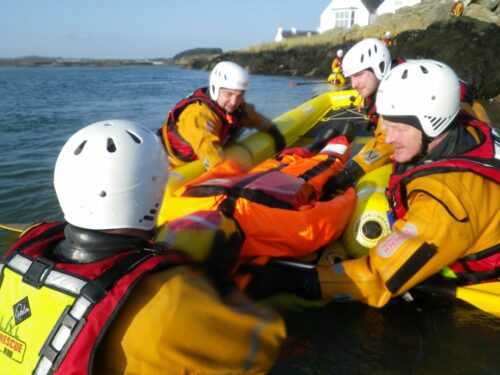 Secours d'un mannequin homme à la mer dans les récifs