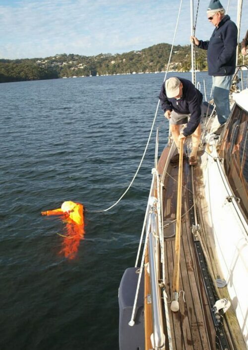 Sauvetage d'un homme à la mer à partir d'un bateau de plaisance