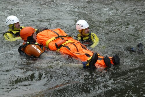 Entraînement au sauvetage en eaux vives avec un mannequin aquatique homme à la mer