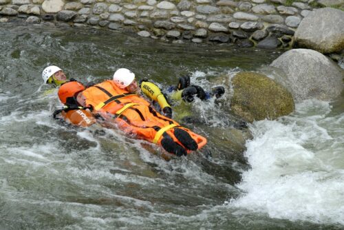 entraînement au secours en eaux vives avec mannequin aquatique