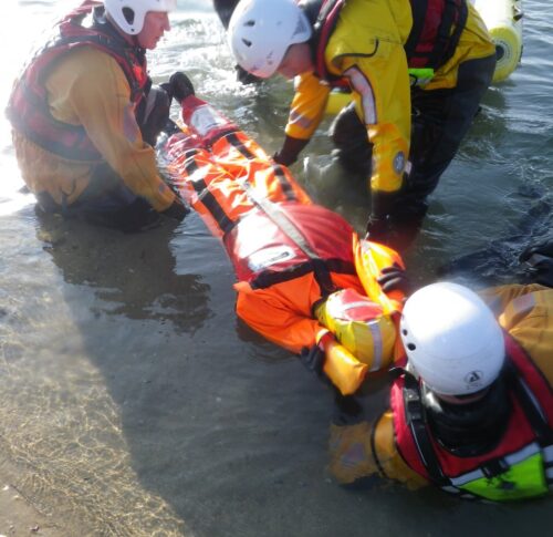 Sauvetage d'un homme à la mer simulé avec un mannequin