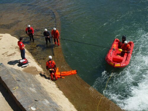 Scénario de sauvetage pour récupérer un homme à l'eau