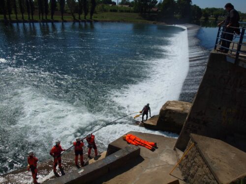 Mannequin de sauvetage aquatique sur retenue d'eau