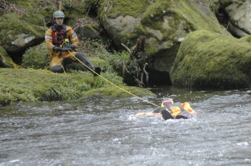 Mannequin de secours aquatique homme à la mer en eau vive