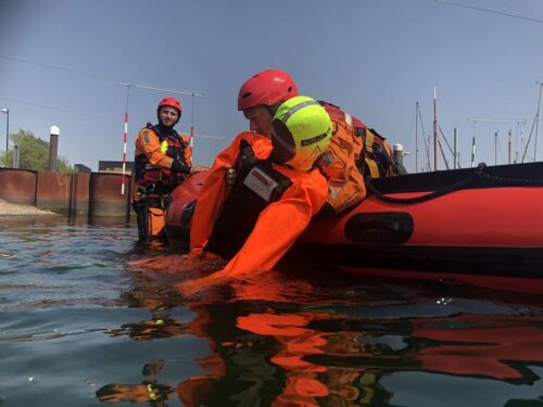 Mannequin sauvetage aquatique homme a la mer bateau