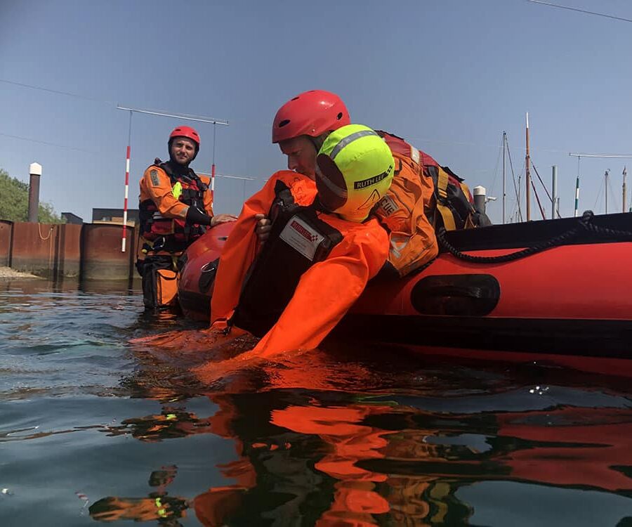 Mannequin sauvetage aquatique homme a la mer bateau