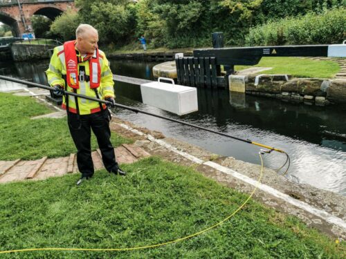 Perche de sauvetage télescopique associée à la caméra de recherche aquatique